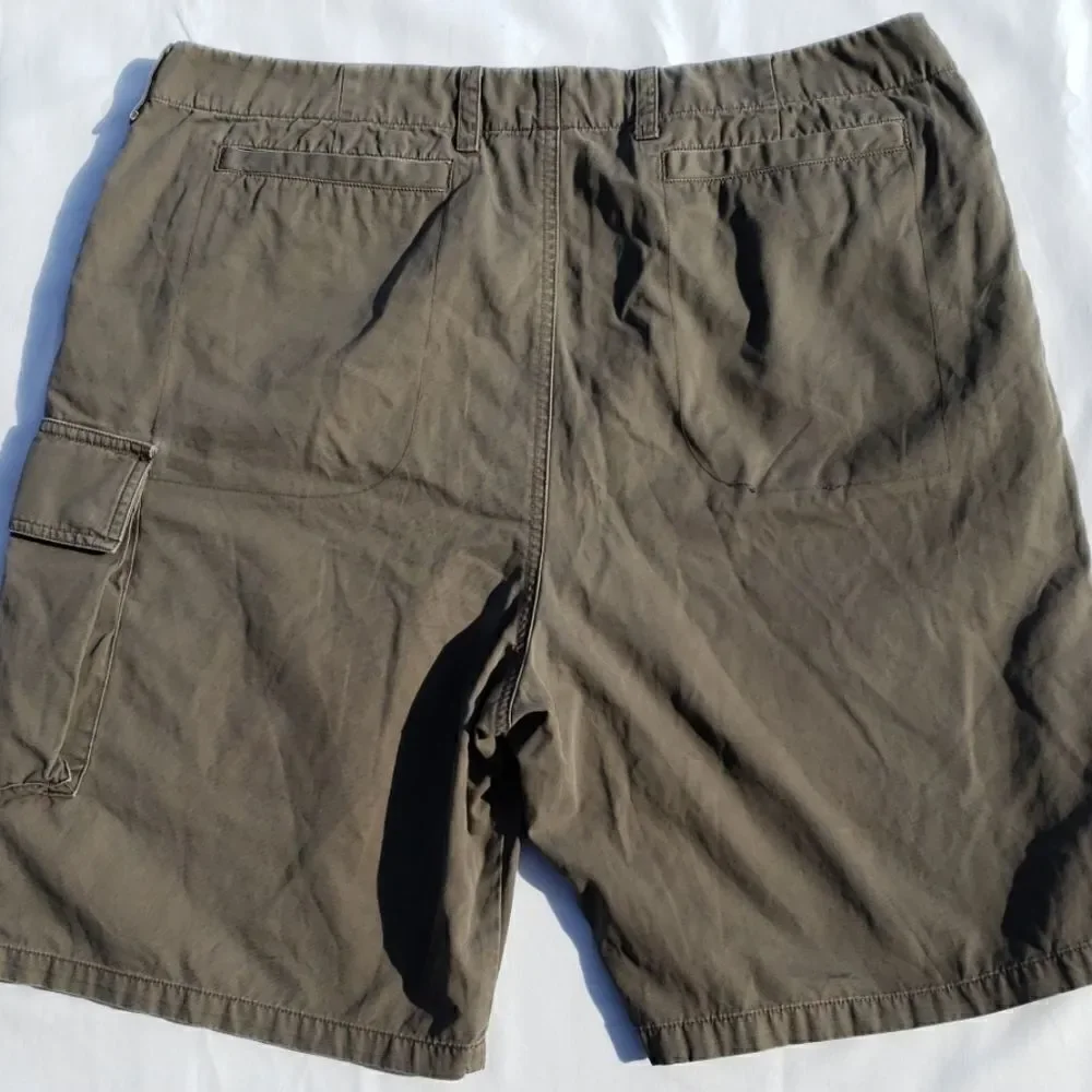 Banana Republic neutral men cargo shorts